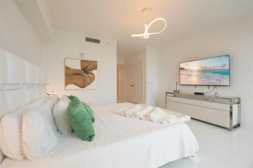 17111 SE Biscayne Blvd #1110 North Miami Beach, FL 33160