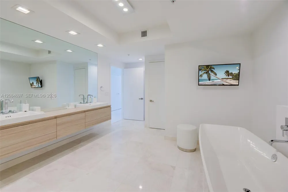 17111 SE Biscayne Blvd #1110 North Miami Beach, FL 33160