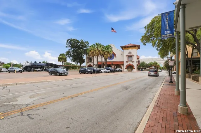 313 S PINE ST San Antonio, TX 78203