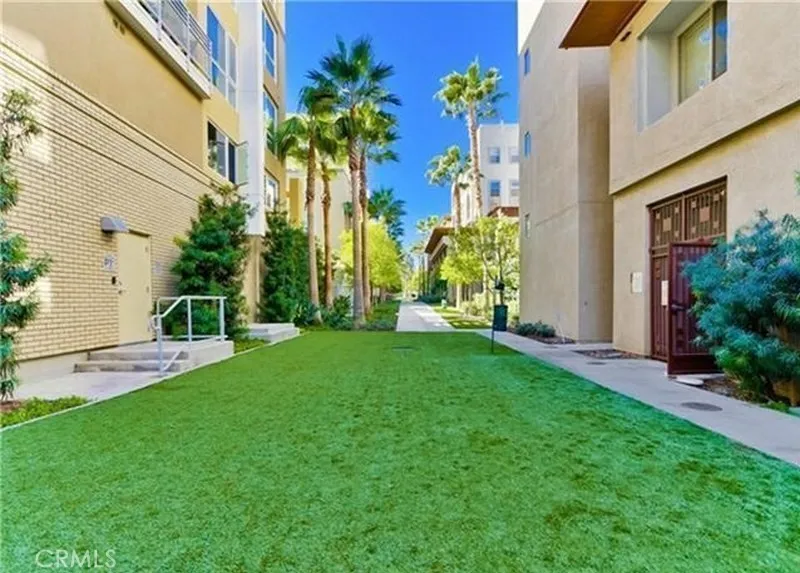 21301 Erwin #326 Woodland Hills, CA 91367