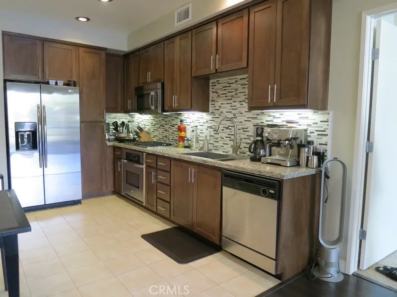 21301 Erwin #326 Woodland Hills, CA 91367