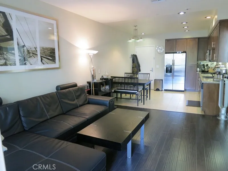 21301 Erwin #326 Woodland Hills, CA 91367