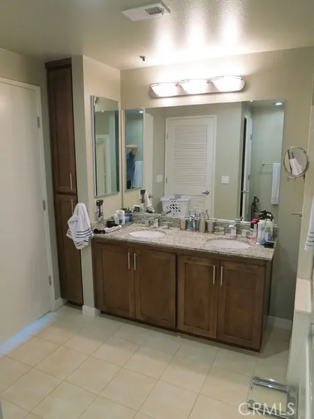 21301 Erwin #326 Woodland Hills, CA 91367