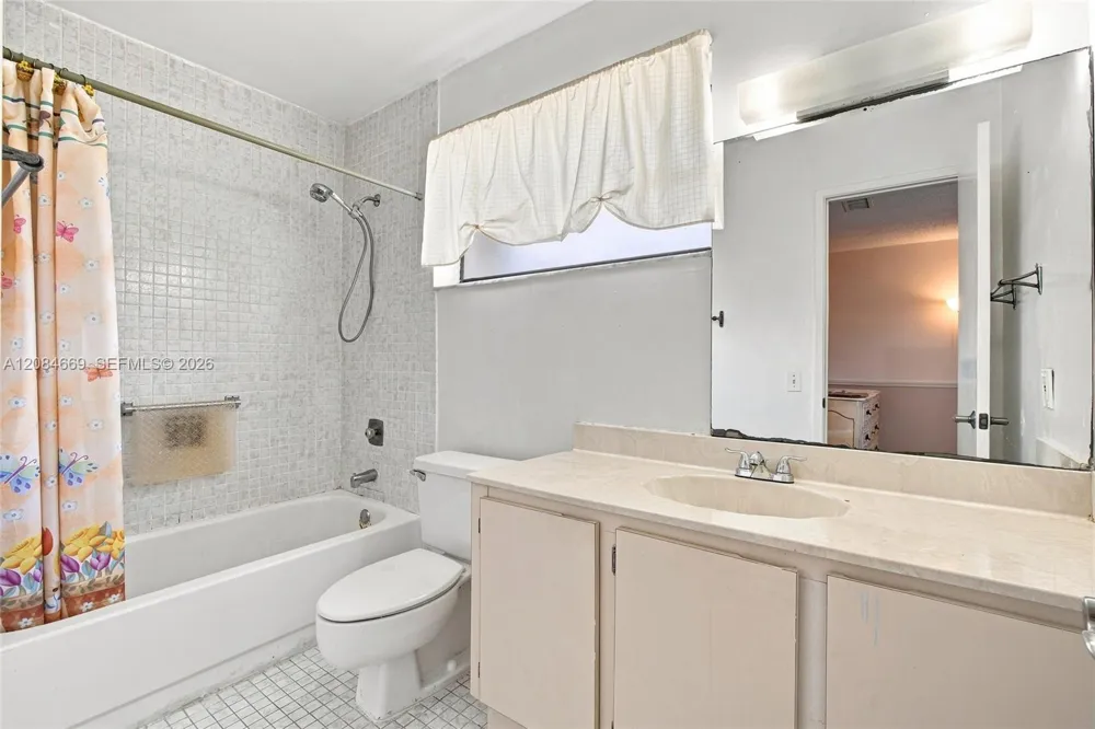 9905 NW 9th St Cir #12-21 Miami, FL 33172