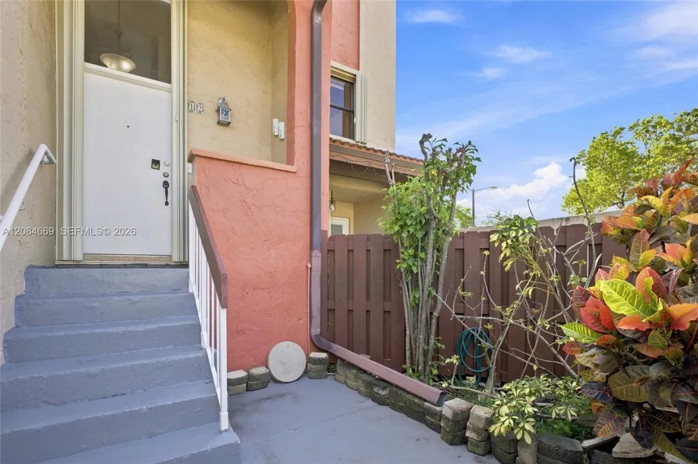 9905 NW 9th St Cir #12-21 Miami, FL 33172