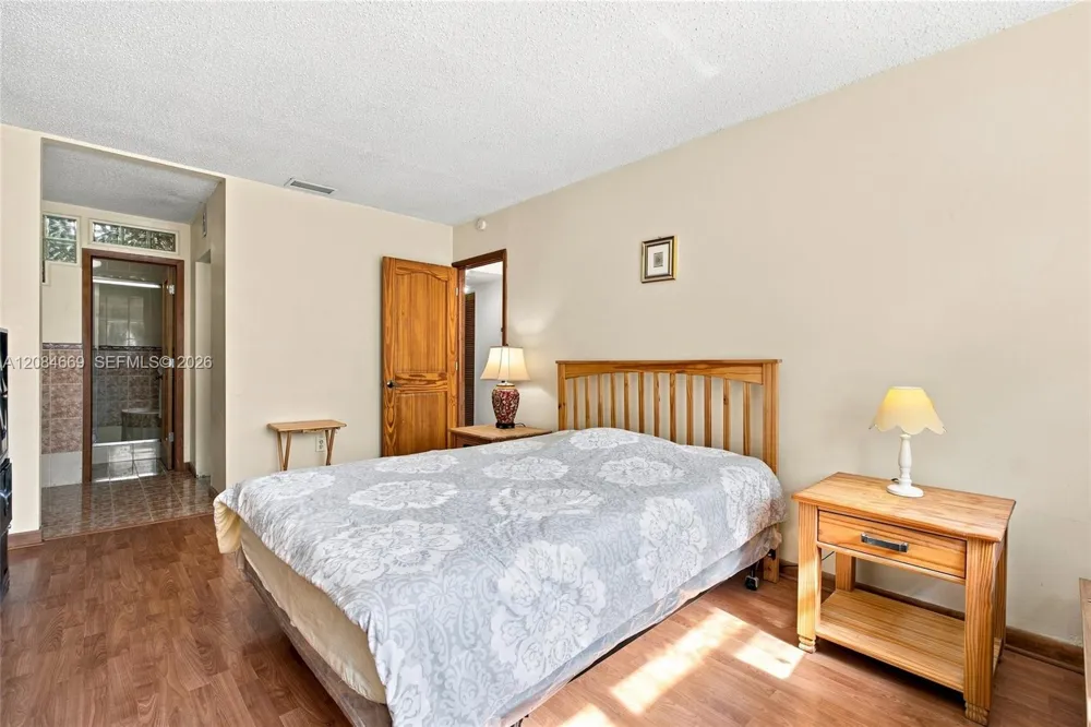 9905 NW 9th St Cir #12-21 Miami, FL 33172