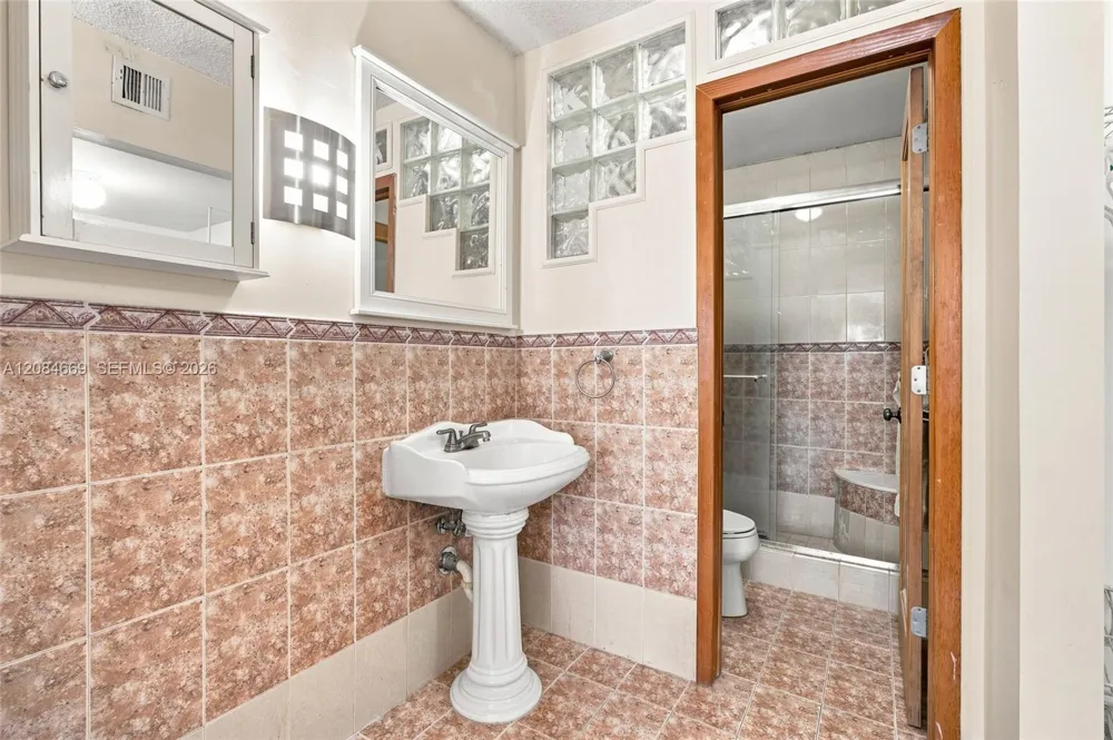 9905 NW 9th St Cir #12-21 Miami, FL 33172