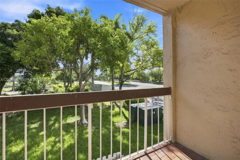 9905 NW 9th St Cir #12-21 Miami, FL 33172