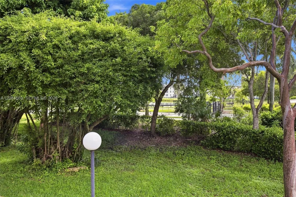 9905 NW 9th St Cir #12-21 Miami, FL 33172