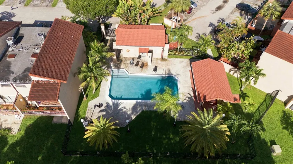 9905 NW 9th St Cir #12-21 Miami, FL 33172