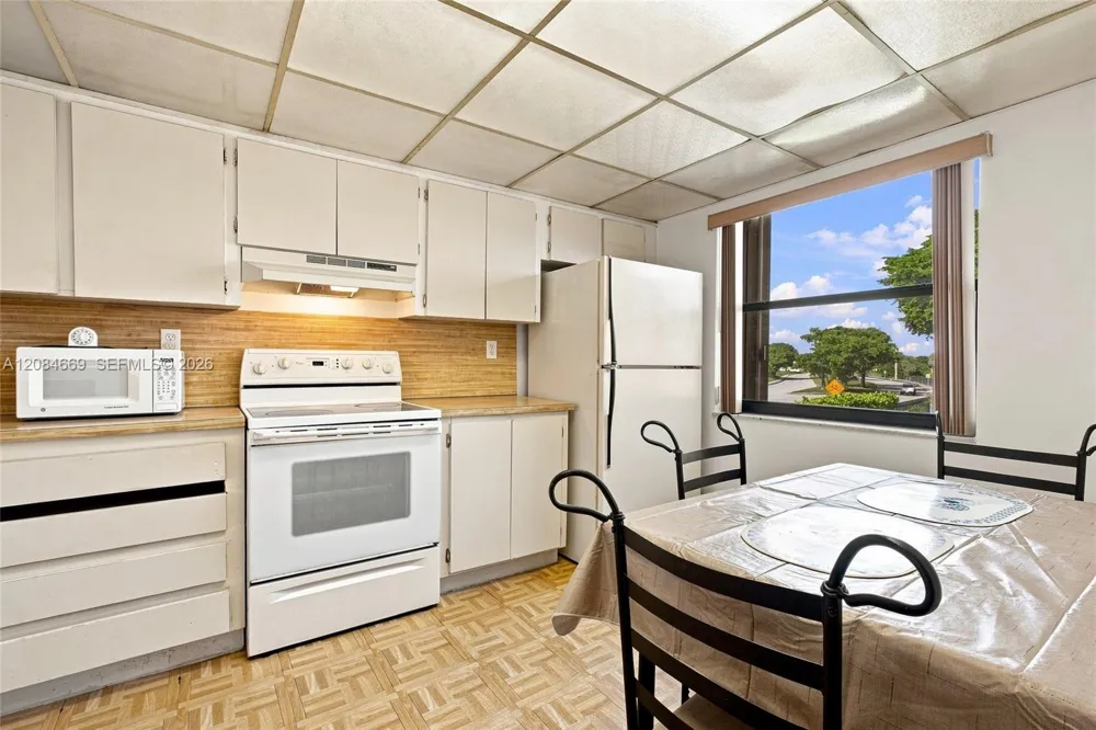 9905 NW 9th St Cir #12-21 Miami, FL 33172