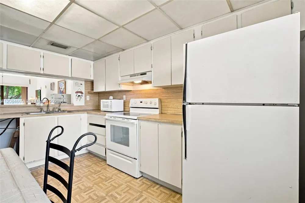 9905 NW 9th St Cir #12-21 Miami, FL 33172
