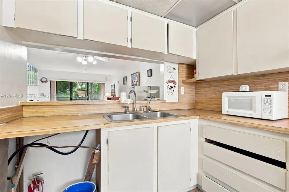 9905 NW 9th St Cir #12-21 Miami, FL 33172