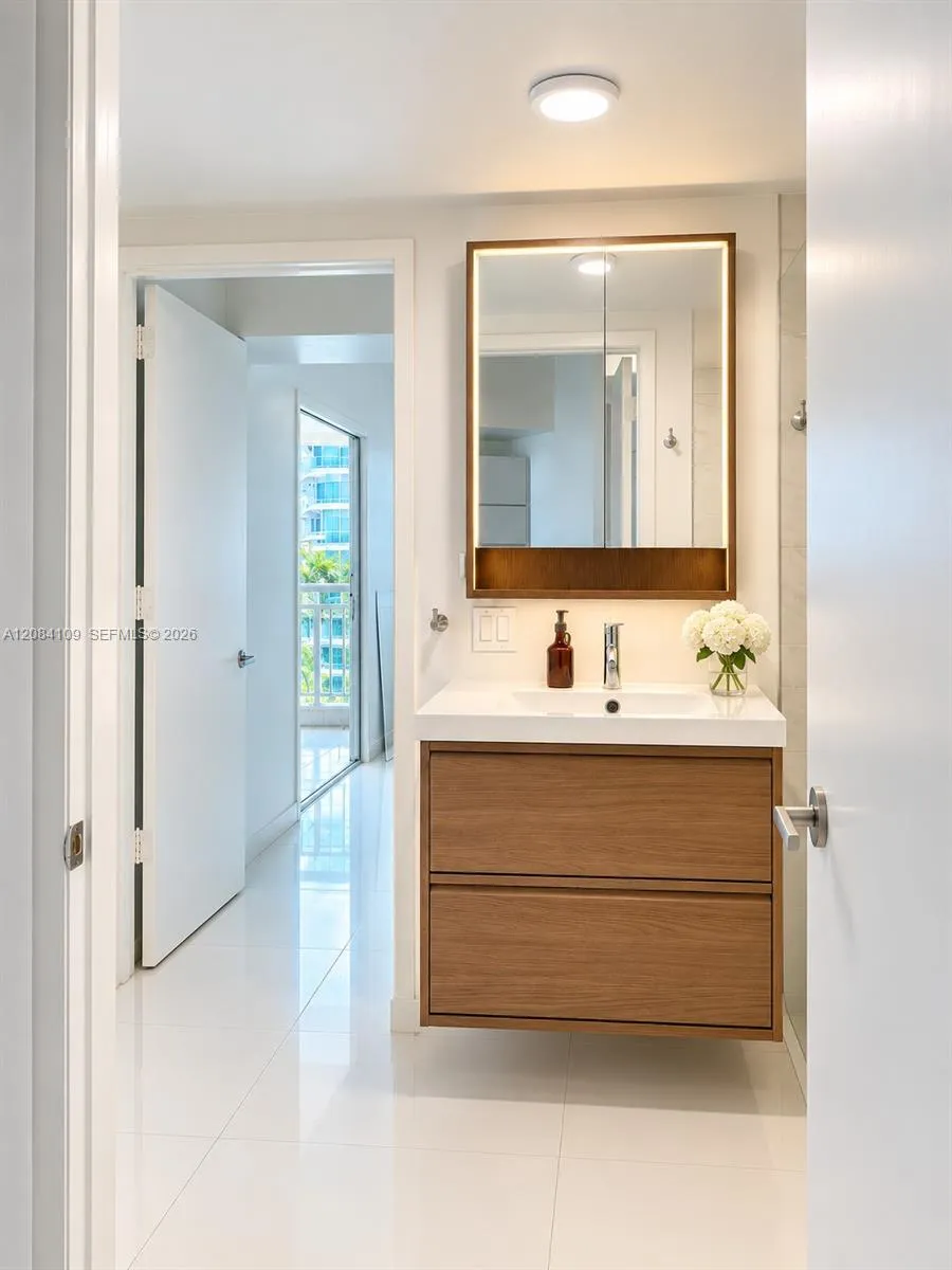 690 SW 1st Ct #602 Miami, FL 33130