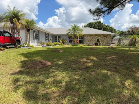 1325 SE Laconia Lane