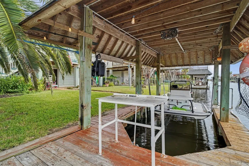 531 Pompano Street Bayou Vista, TX 77563