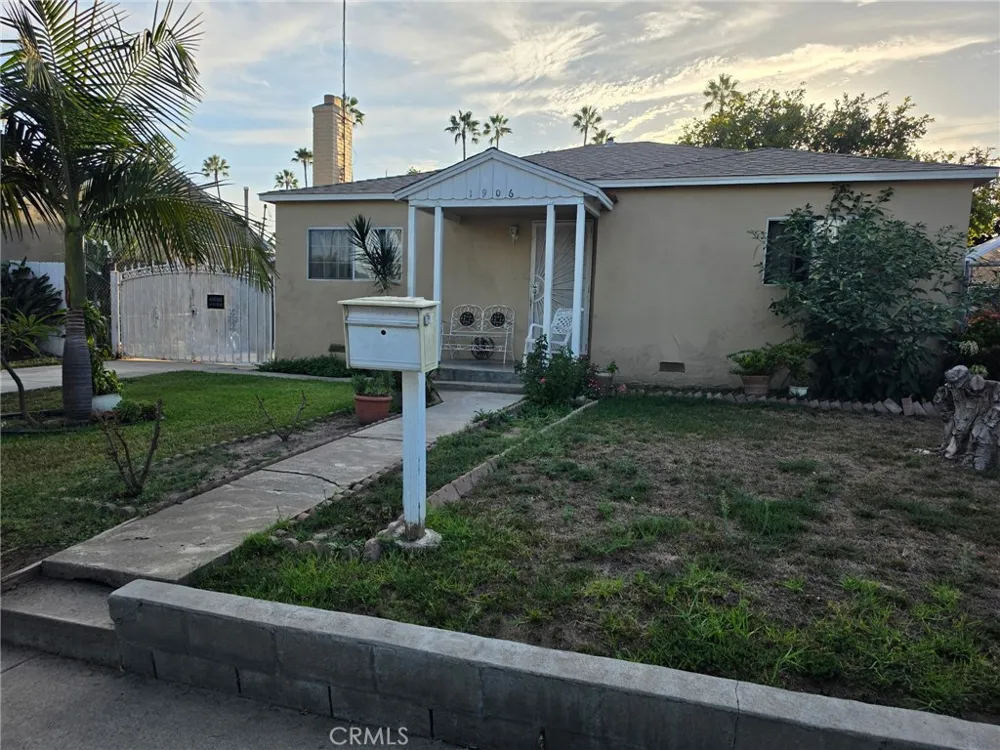 1906 S Broadway Santa Ana, CA 92707
