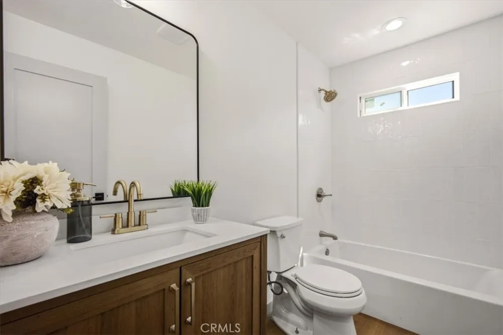 10237 Silverton Tujunga, CA 91042