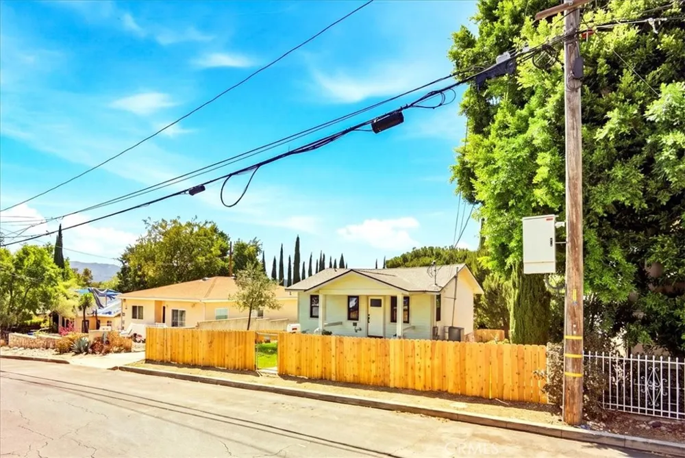 10237 Silverton Tujunga, CA 91042
