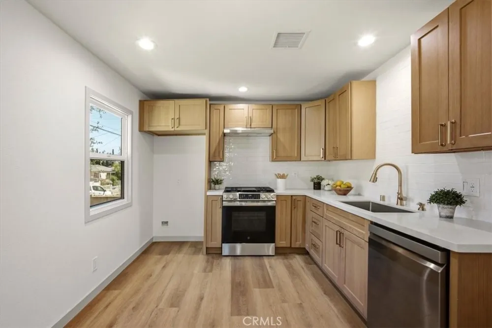 10237 Silverton Tujunga, CA 91042