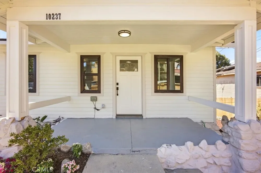 10237 Silverton Tujunga, CA 91042