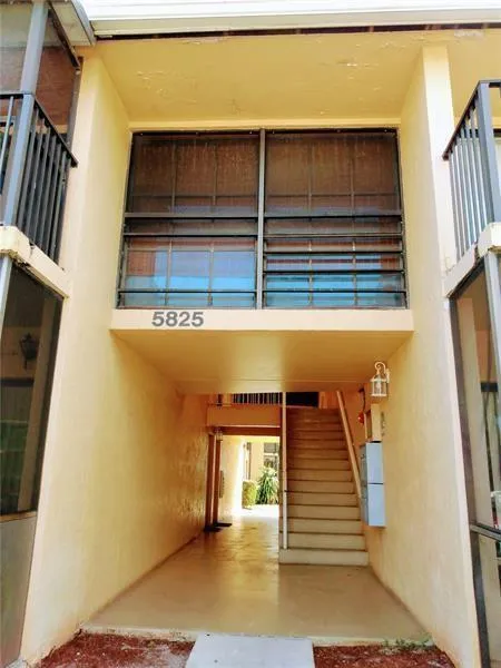 5825 WASHINGTON STREET #40 Hollywood, FL 33023