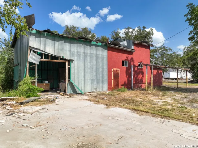 606 Center Sabinal, TX 78801