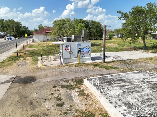 606 Center Sabinal, TX 78801