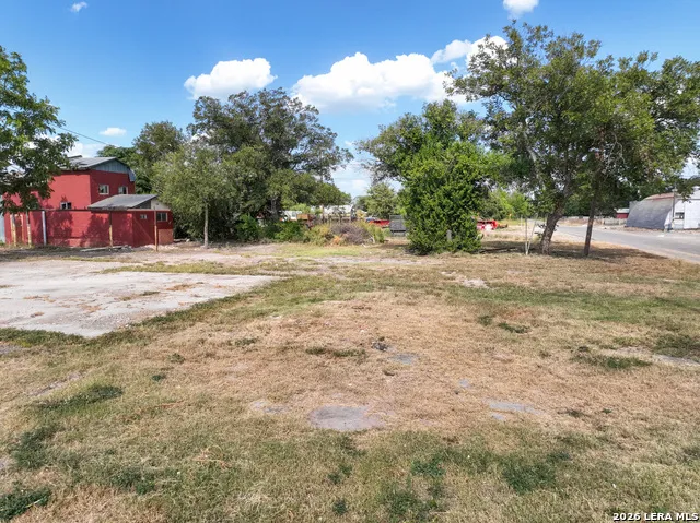 606 Center Sabinal, TX 78801