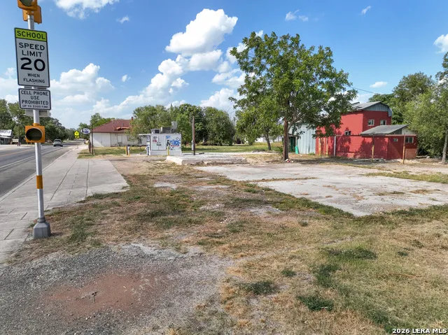606 Center Sabinal, TX 78801