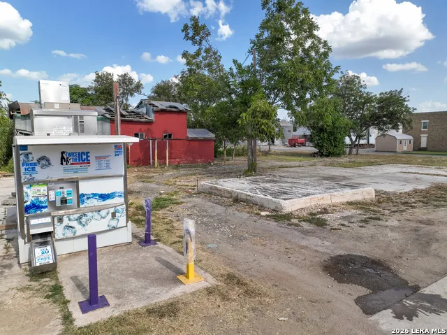 606 Center Sabinal, TX 78801