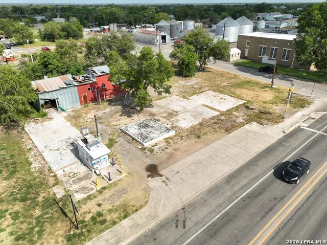 606 Center Sabinal, TX 78801