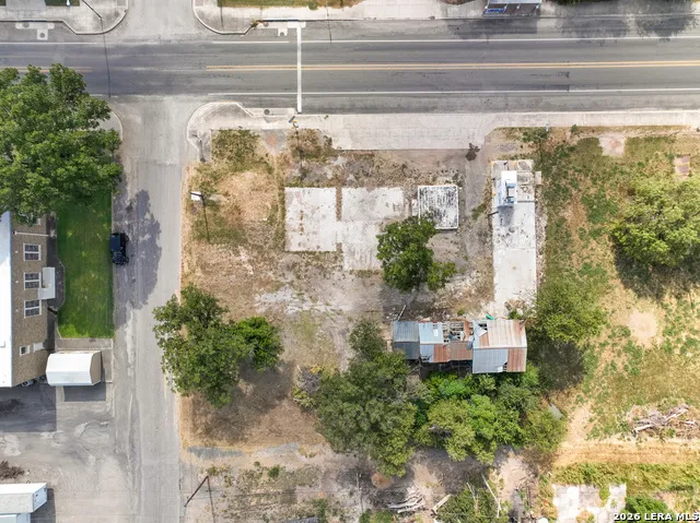 606 Center Sabinal, TX 78801
