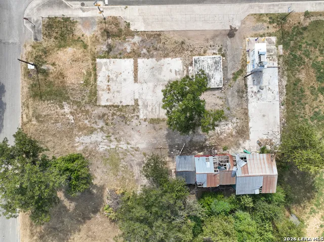 606 Center Sabinal, TX 78801