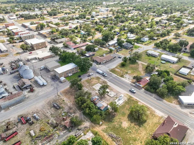 606 Center Sabinal, TX 78801