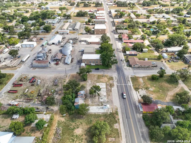 606 Center Sabinal, TX 78801