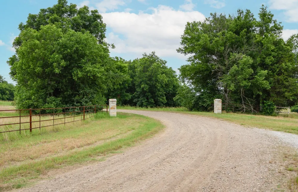 1075 County Road 24280 Roxton, TX 75477