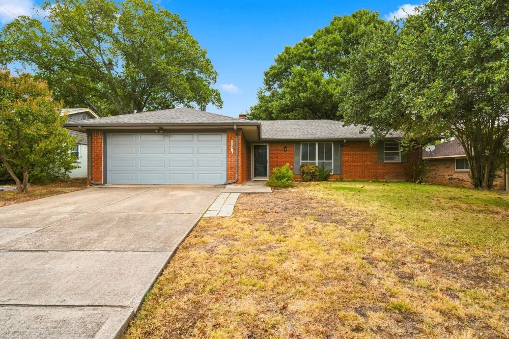 809 S Atkerson Lane Euless, TX 76040