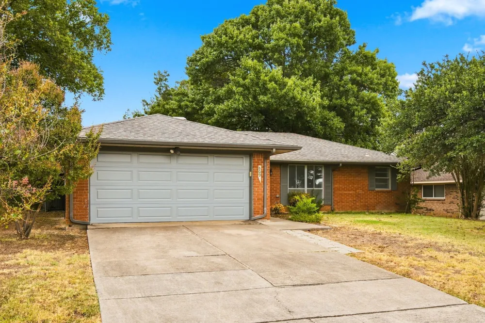 809 S Atkerson Lane Euless, TX 76040