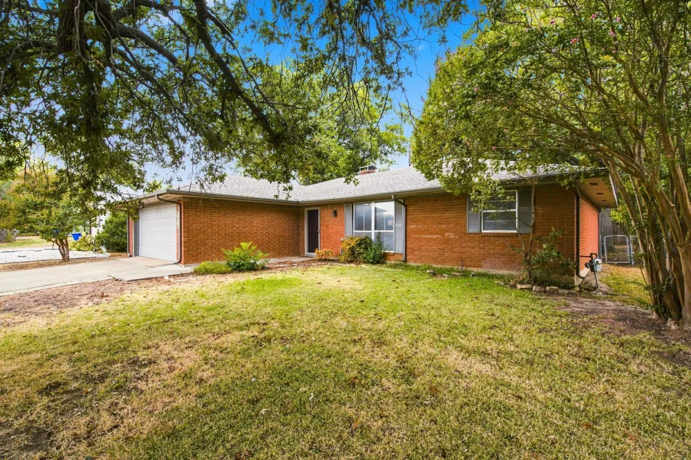 809 S Atkerson Lane Euless, TX 76040