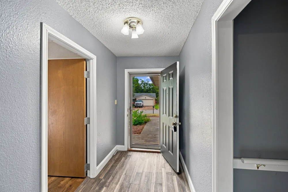 809 S Atkerson Lane Euless, TX 76040