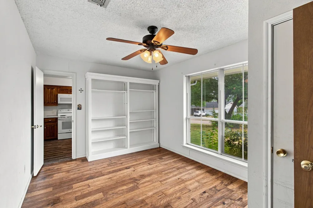 809 S Atkerson Lane Euless, TX 76040