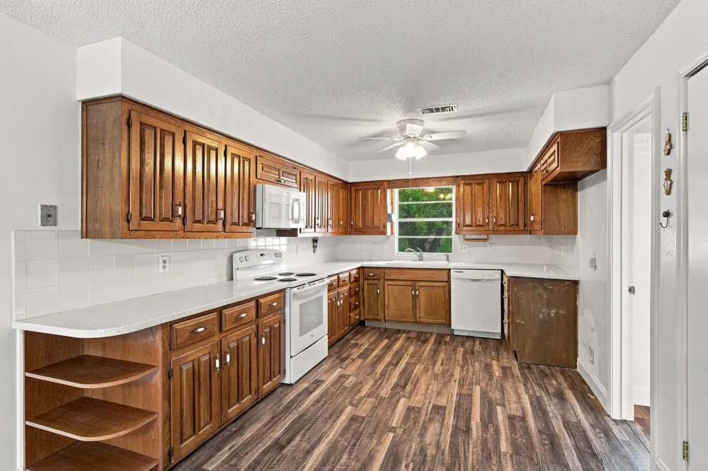 809 S Atkerson Lane Euless, TX 76040