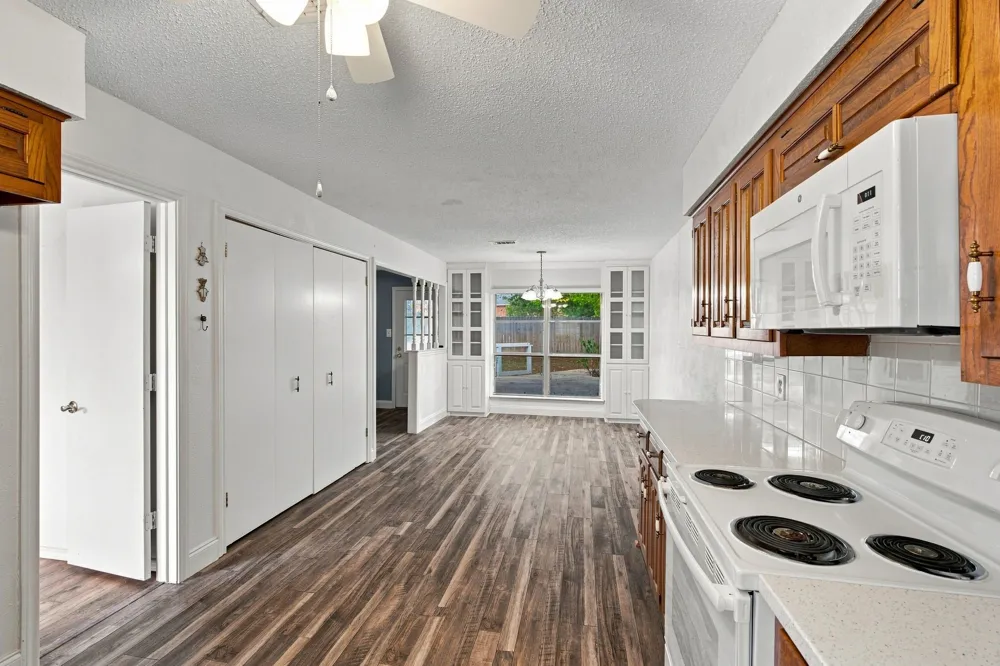 809 S Atkerson Lane Euless, TX 76040