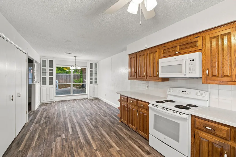 809 S Atkerson Lane Euless, TX 76040