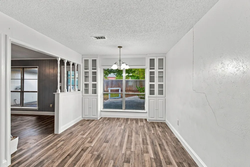 809 S Atkerson Lane Euless, TX 76040