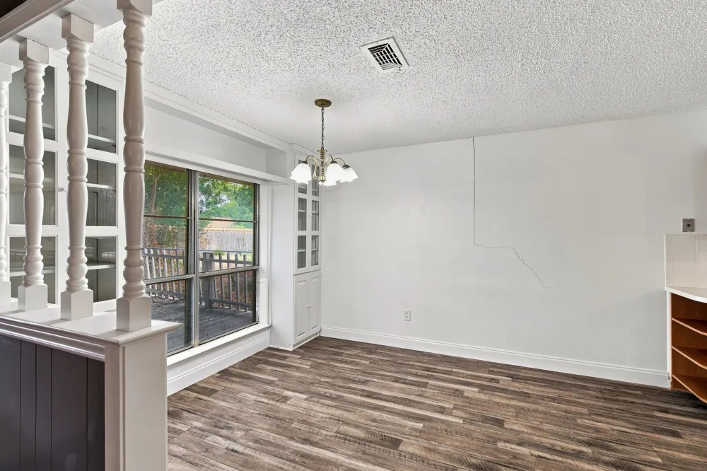809 S Atkerson Lane Euless, TX 76040