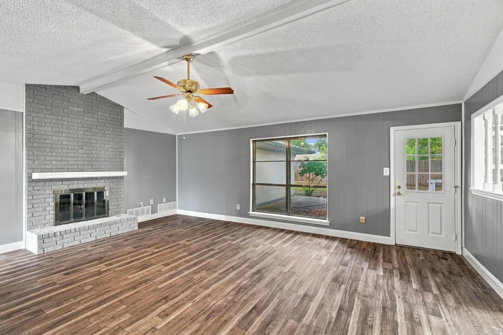 809 S Atkerson Lane Euless, TX 76040