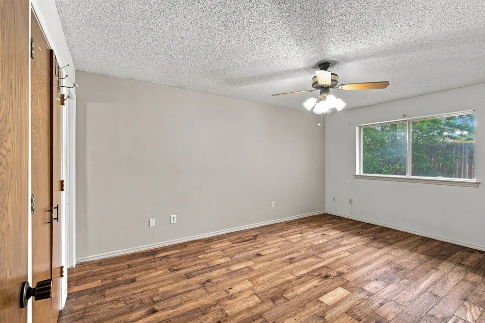 809 S Atkerson Lane Euless, TX 76040