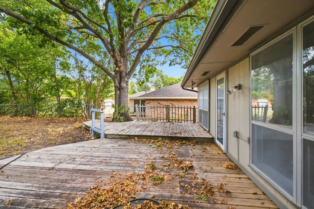 809 S Atkerson Lane Euless, TX 76040